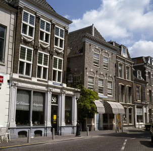 119973 Gezicht op de voorgevels van de huizen Ganzenmarkt 30 (links) en Minrebroederstraat 2- hoger te Utrecht.